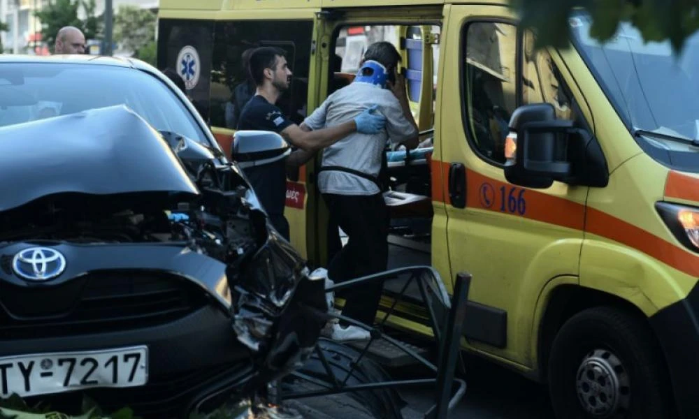 Σοκαριστικό τροχαίο στην Κηφισίας: ΙΧ παρέσυρε 2 πεζούς (εικόνες)
